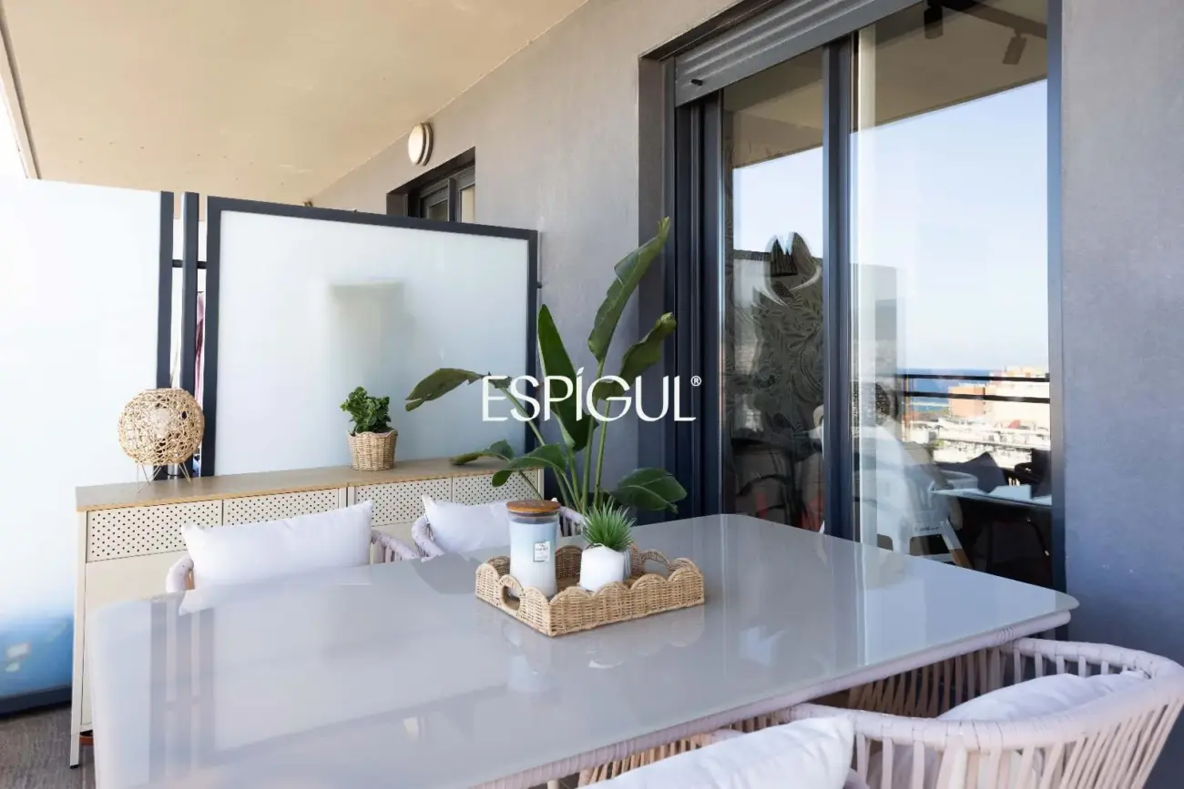 Piso seminuevo de 2 habitaciones y gran terraza con vistas al mar en el Port de Badalona