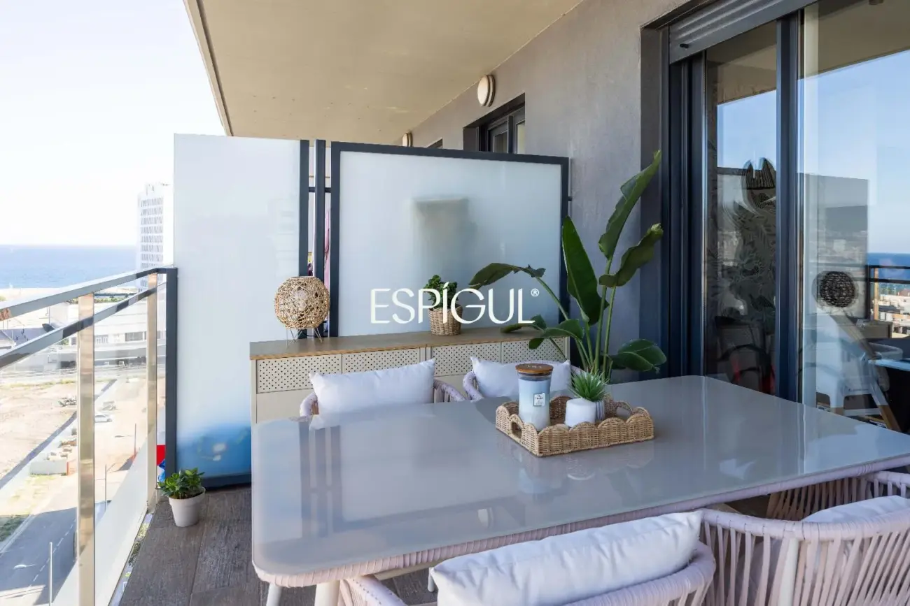 Piso seminuevo de 2 habitaciones y gran terraza con vistas al mar en el Port de Badalona
