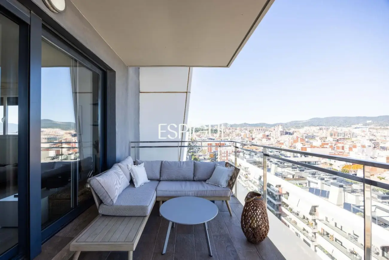 Piso seminuevo de 2 habitaciones y gran terraza con vistas al mar en el Port de Badalona