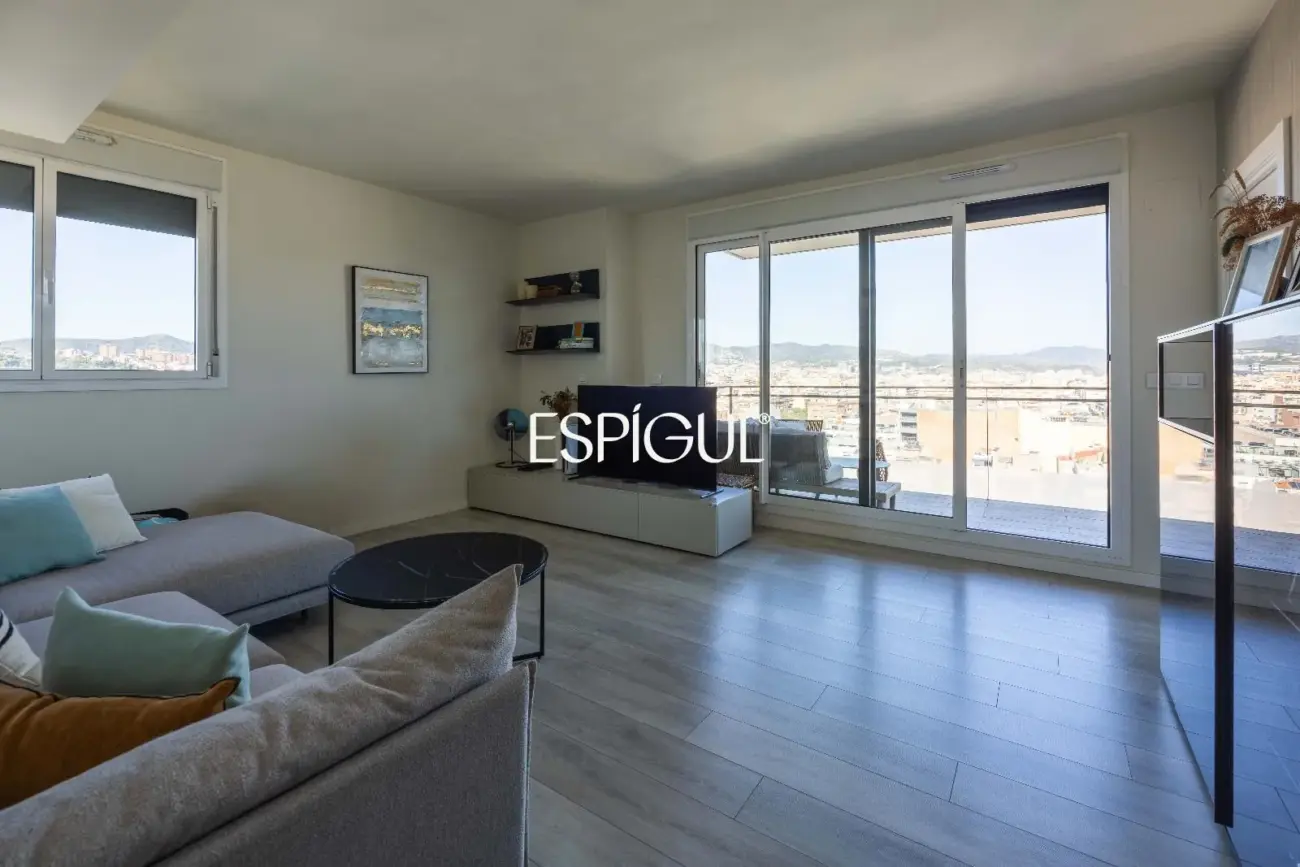 Piso seminuevo de 2 habitaciones y gran terraza con vistas al mar en el Port de Badalona