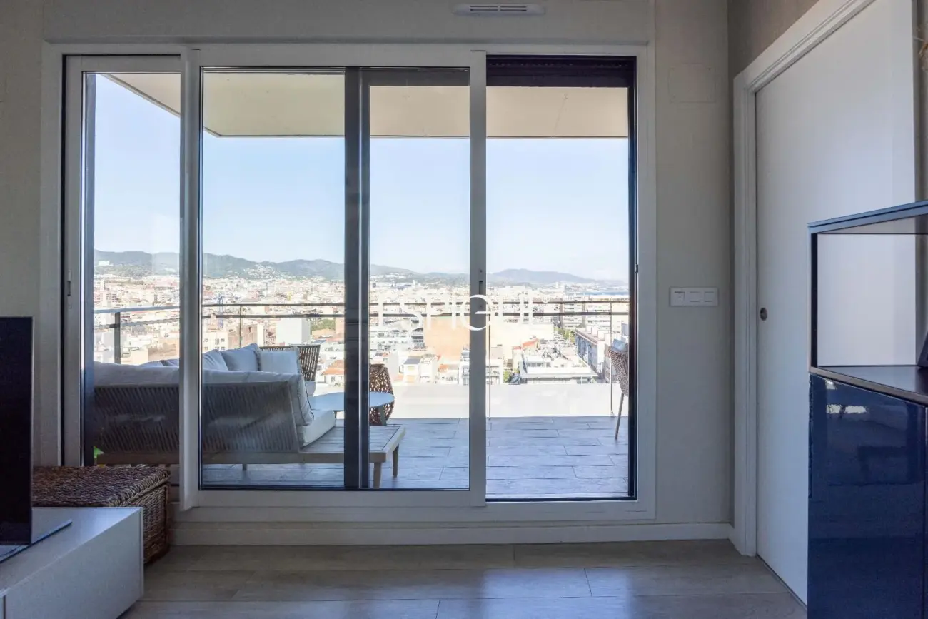 Piso seminuevo de 2 habitaciones y gran terraza con vistas al mar en el Port de Badalona