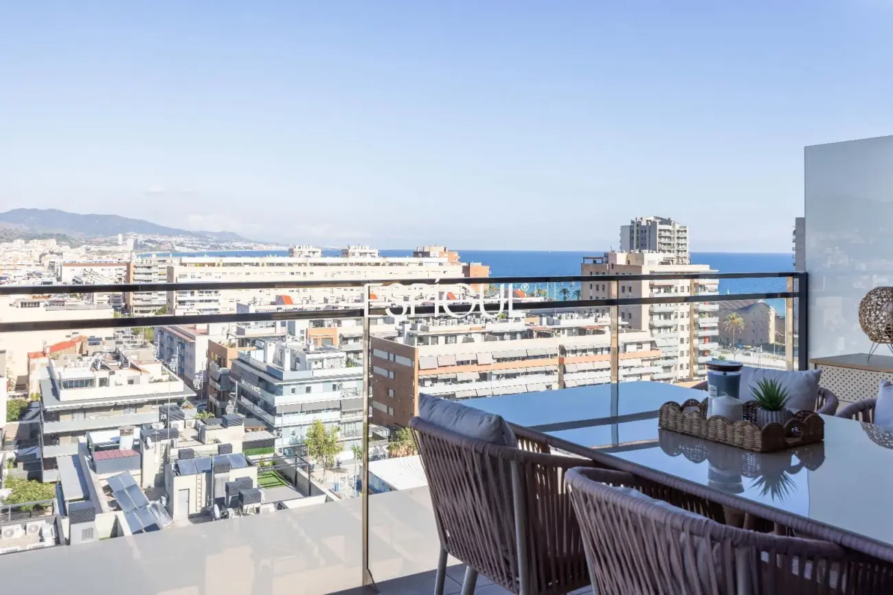 Piso seminuevo de 2 habitaciones y gran terraza con vistas al mar en el Port de Badalona