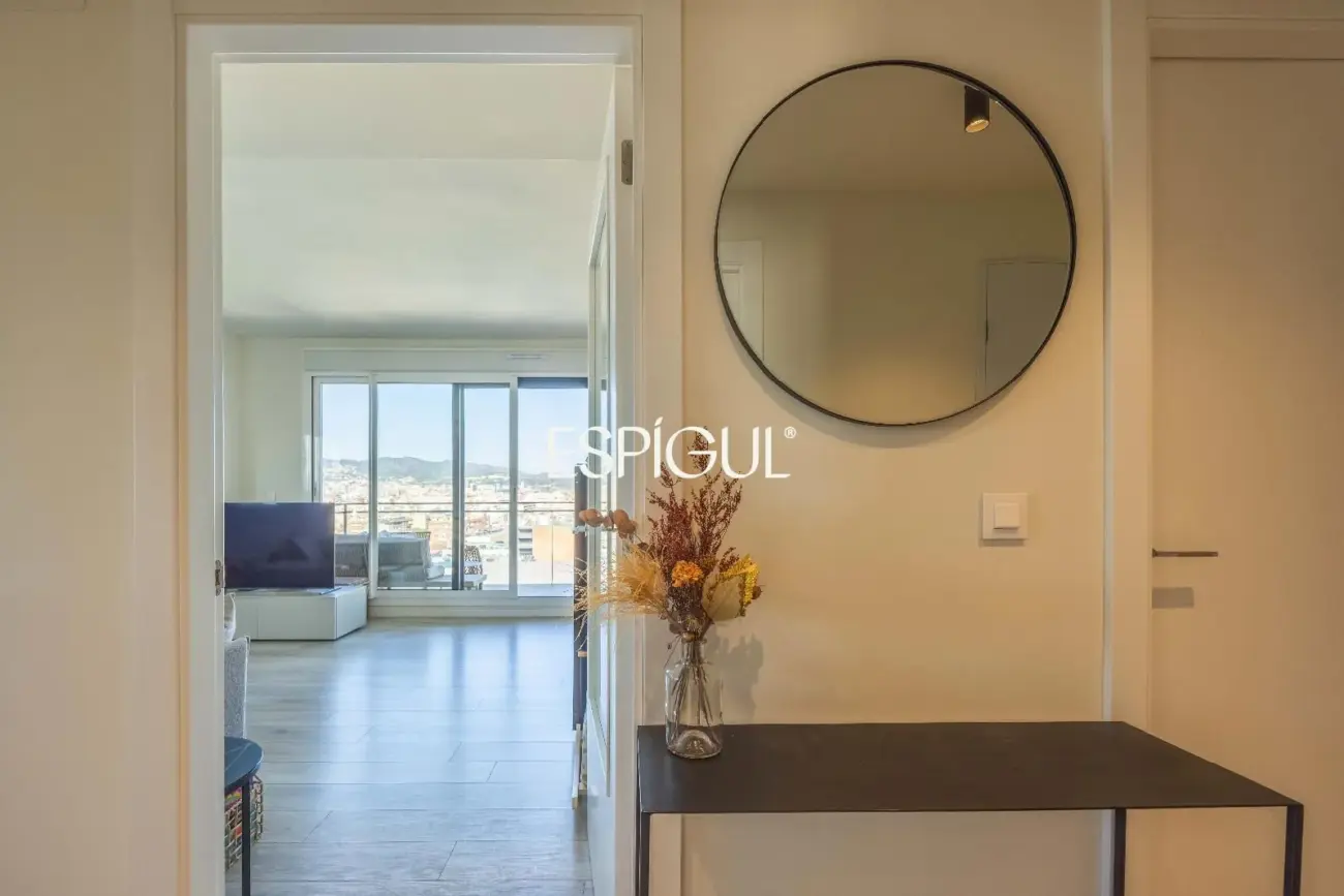 Piso seminuevo de 2 habitaciones y gran terraza con vistas al mar en el Port de Badalona