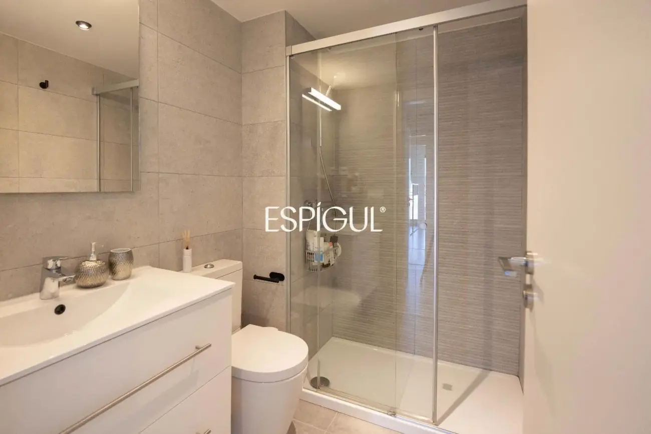 Piso seminuevo de 2 habitaciones y gran terraza con vistas al mar en el Port de Badalona