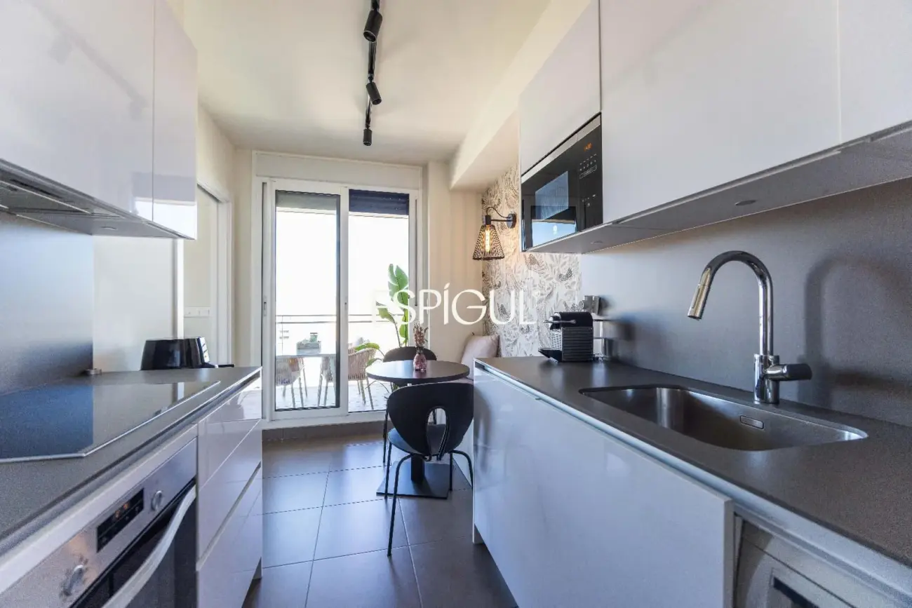 Piso seminuevo de 2 habitaciones y gran terraza con vistas al mar en el Port de Badalona