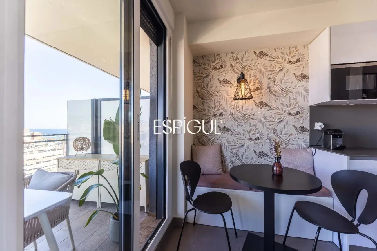 Piso seminuevo de 2 habitaciones y gran terraza con vistas al mar en el Port de Badalona