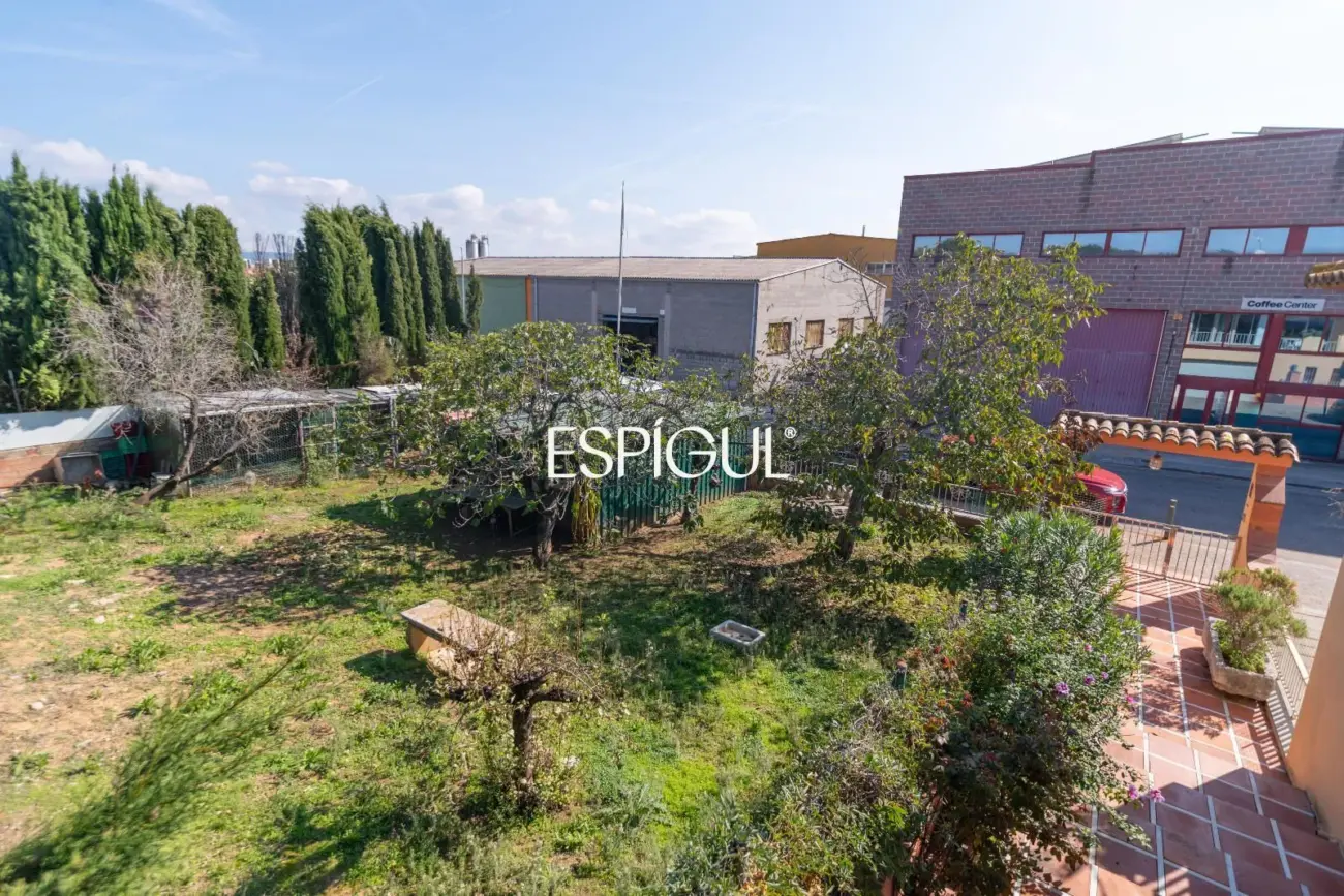 Terrain constructible avec piscine à vendre à Vilablareix