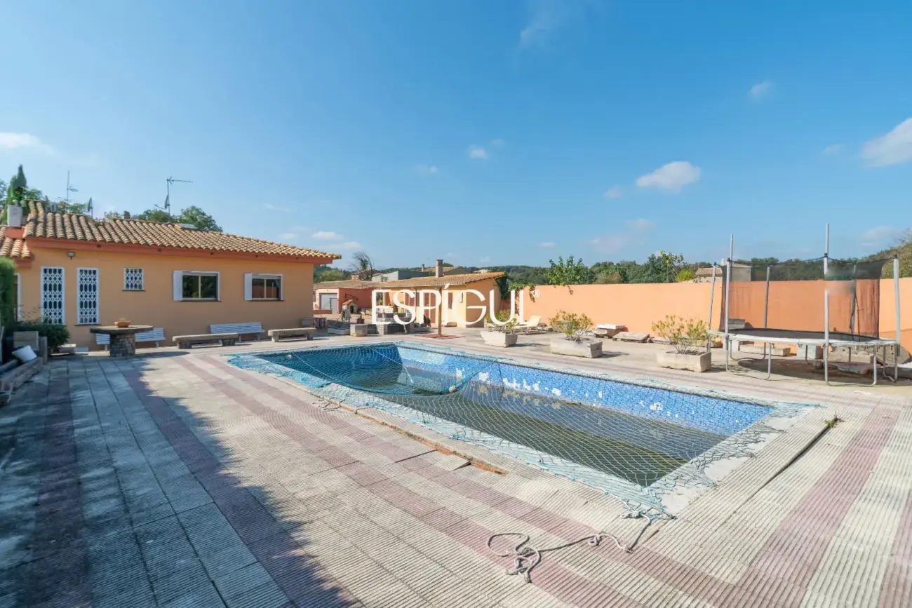 Terrain constructible avec piscine à vendre à Vilablareix