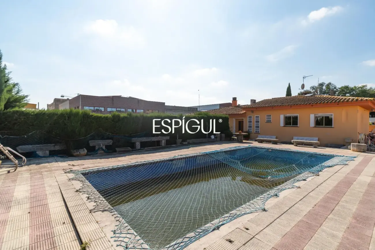 Terrain constructible avec piscine à vendre à Vilablareix