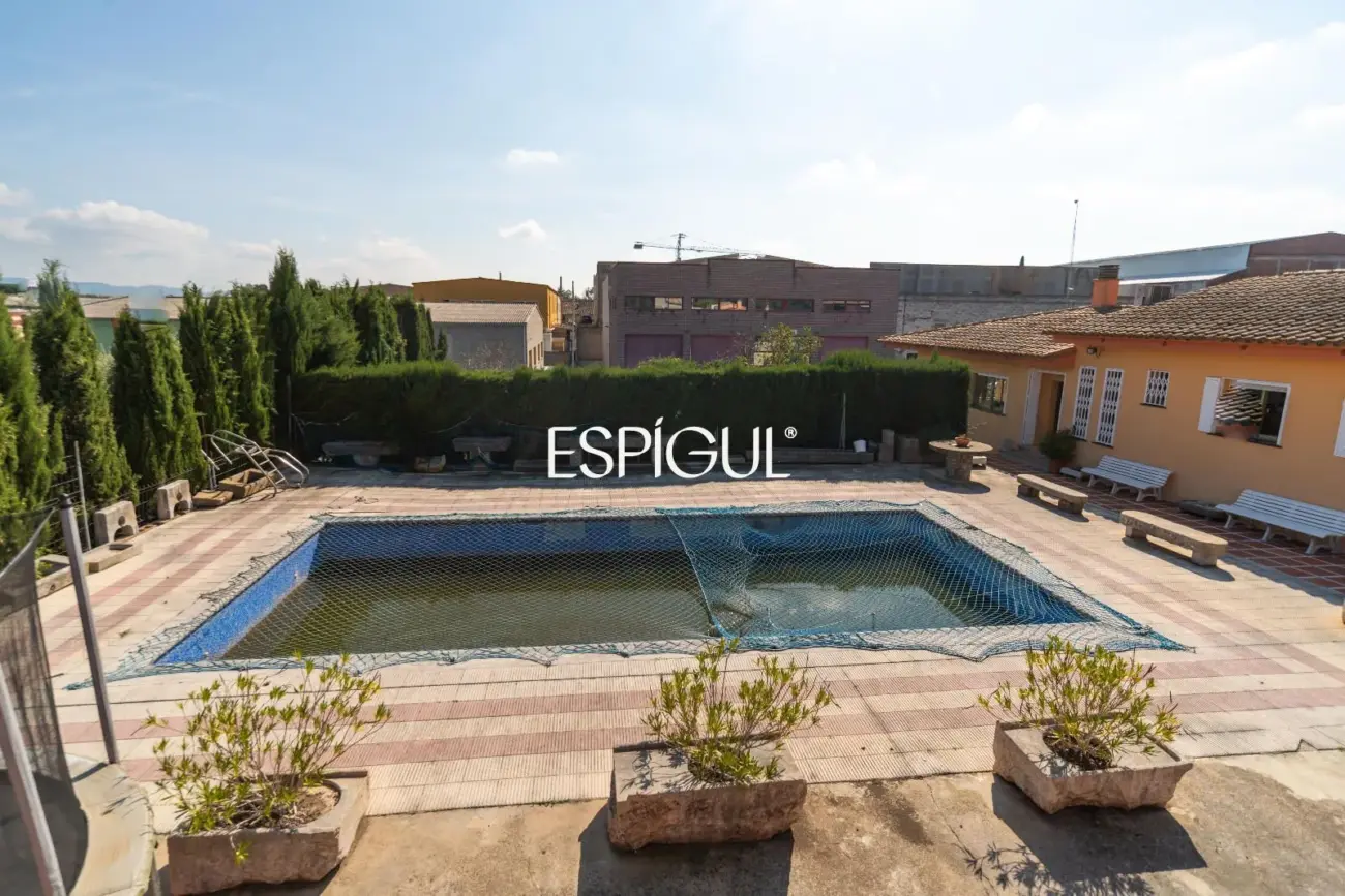 Terrain constructible avec piscine à vendre à Vilablareix